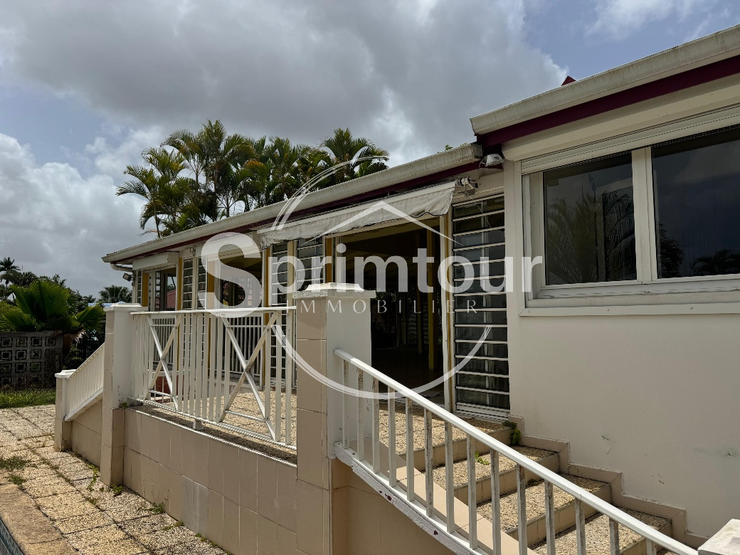 À VENDRE BAIE-MAHAULT Villa Créole T6 avec Piscine sur Ter